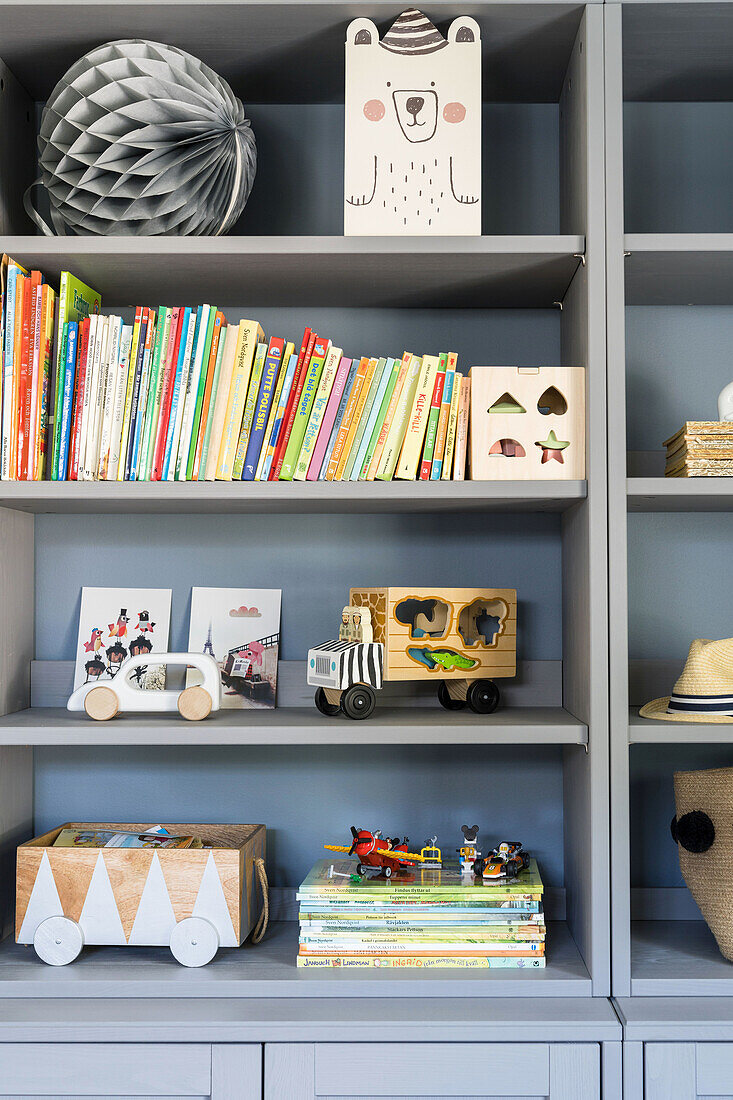 Regalschränke im Kinderzimmer