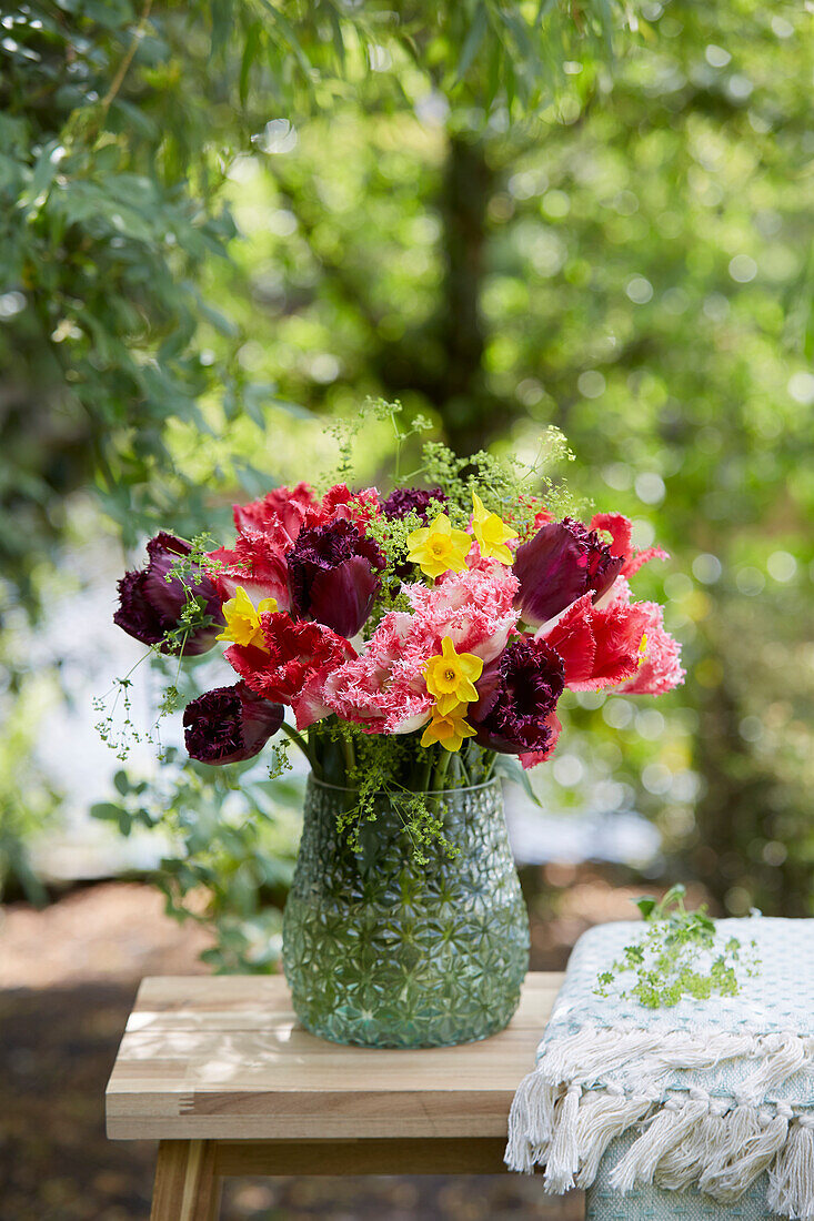 Frühlingsblumenstrauß mit Papageien-Tulpen und Narzissen in Vase