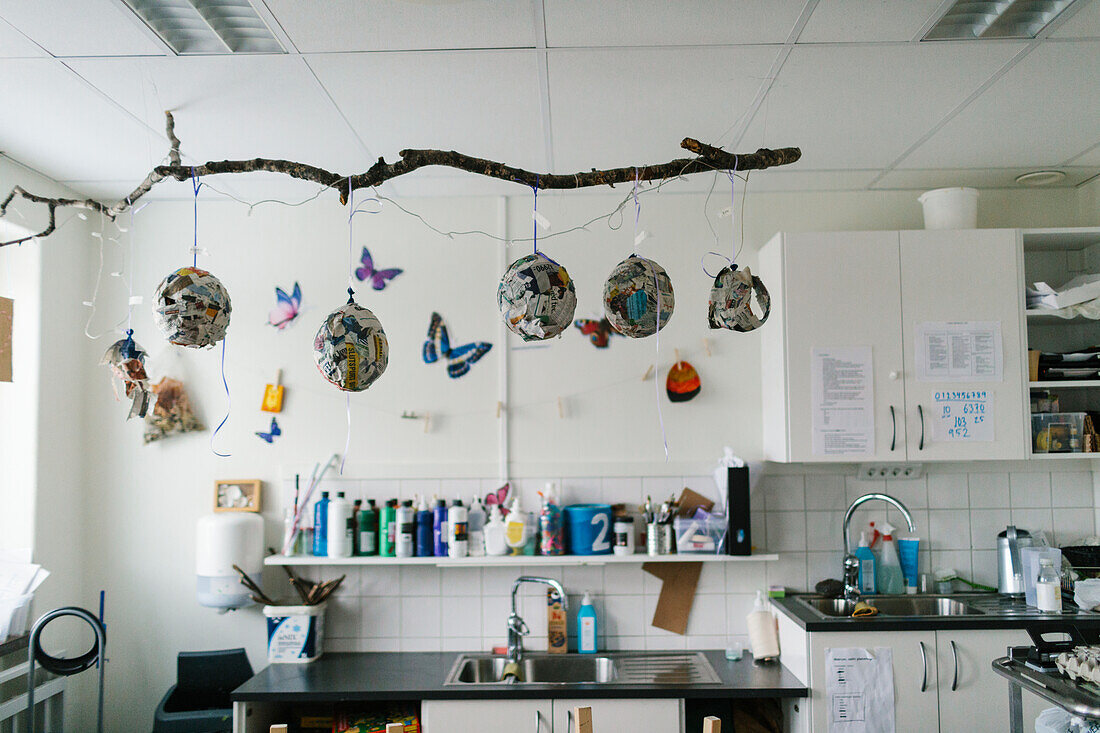 Hängende Dekorationen in der Küche des Kindergartens