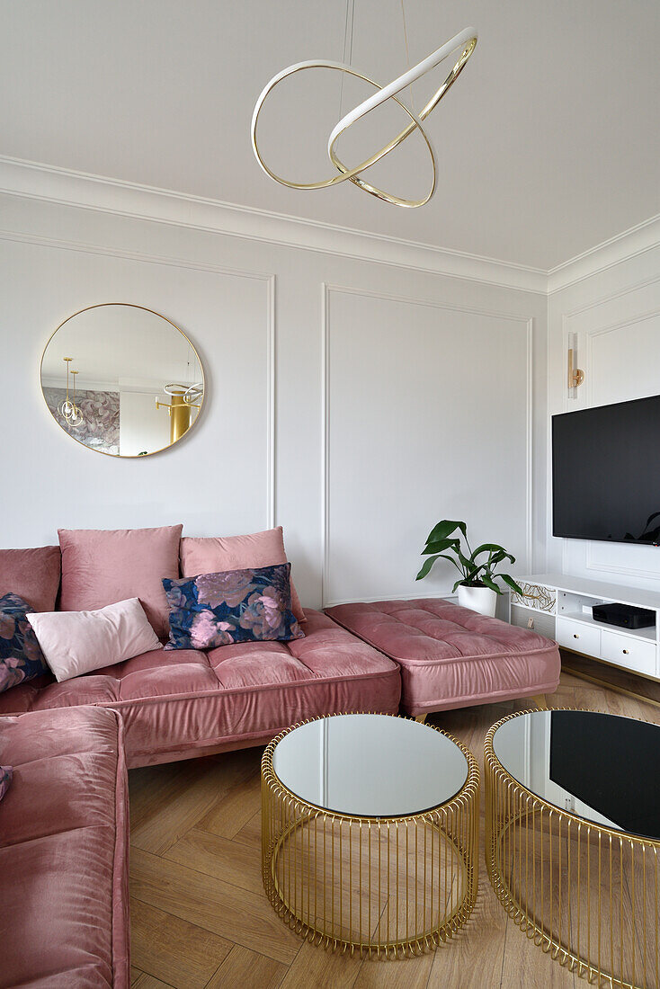 Bequemes Sofa mit rosa Samtbezug und Couchtischset in hellem Wohnzhimmer