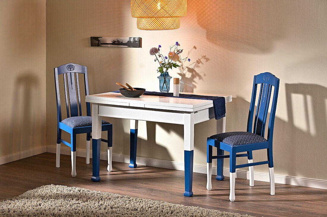 Holztisch und Stühle mit Farben und Bezugsstoff umgestaltet
