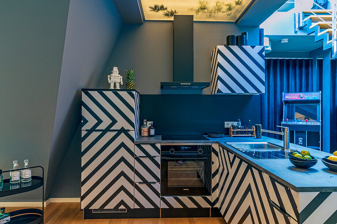 Einbauküche mit schwarz-weißem Zig-Zag-Muster in blauem Licht