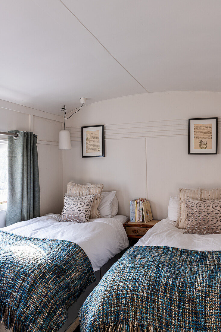 Wolldecken auf Einzelbetten in einem umgebauten viktorianischen Eisenbahnwagen