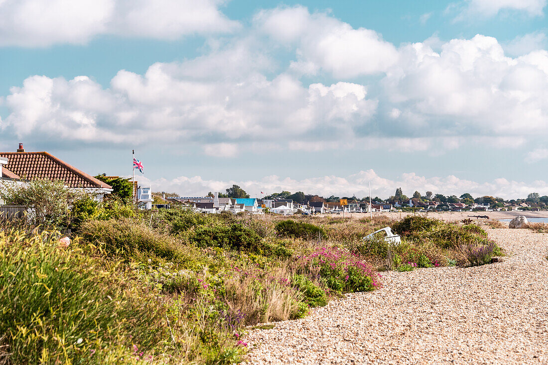 Blick auf den Strand in Pagham, West Sussex, UK