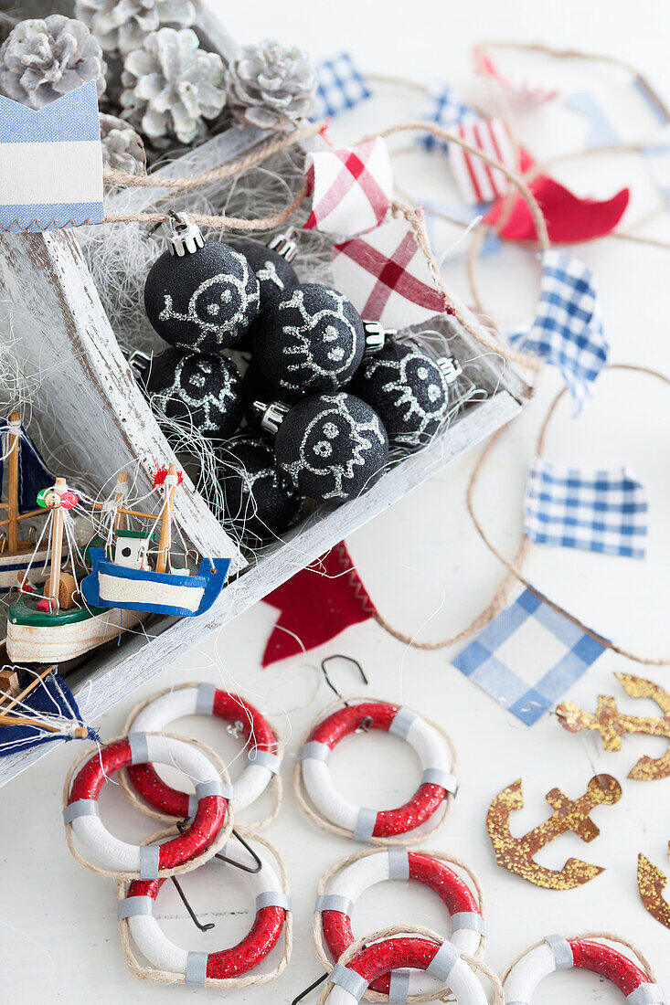 DIY Christmas decorations in a nautical style