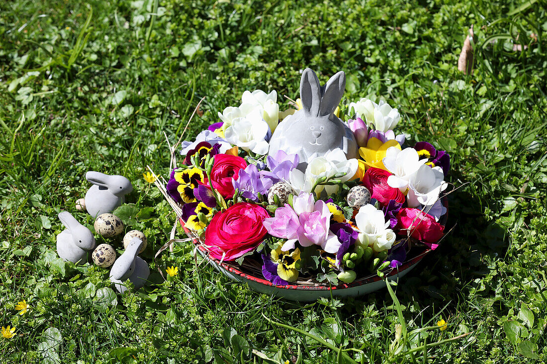 Flower bowl with Easter bunny on the lawn