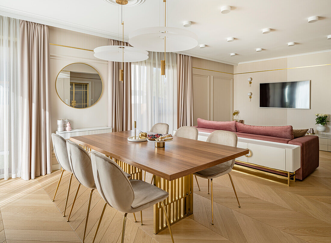 Essbereich, Sofa und Fernseher in elegantem Wohnraum in Pastelltönen