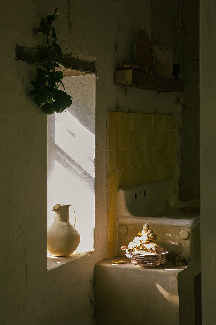 Krug auf Fensterbank in rustikaler Küche