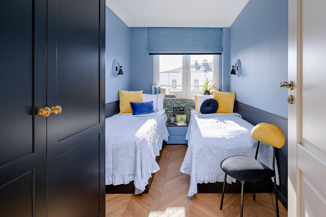 Himmelblaues Gästezimmer mit zwei Betten