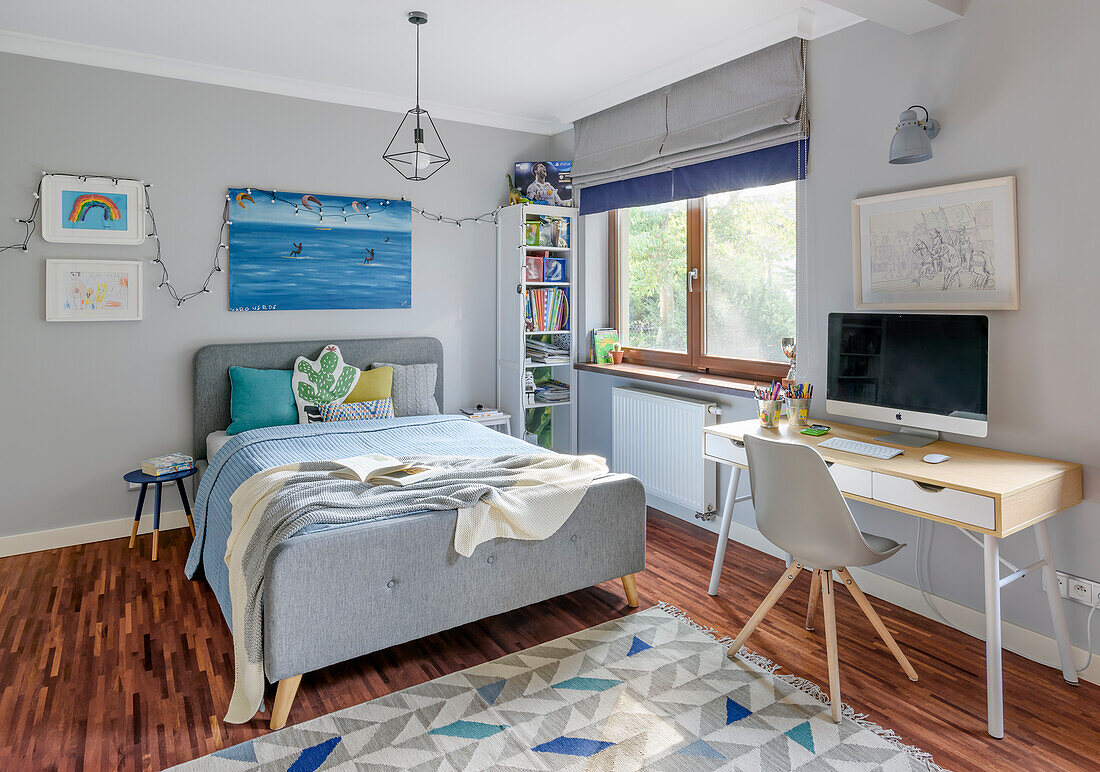 Jungenzimmer mit Bett und Schreibtisch, in blau-grauen Farben