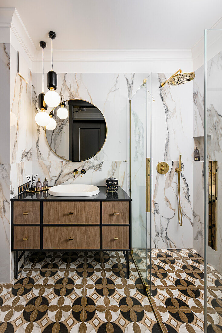 Badezimmer, Wände aus weißem Marmorimitat-Fliesen, Waschtisch und Dusche