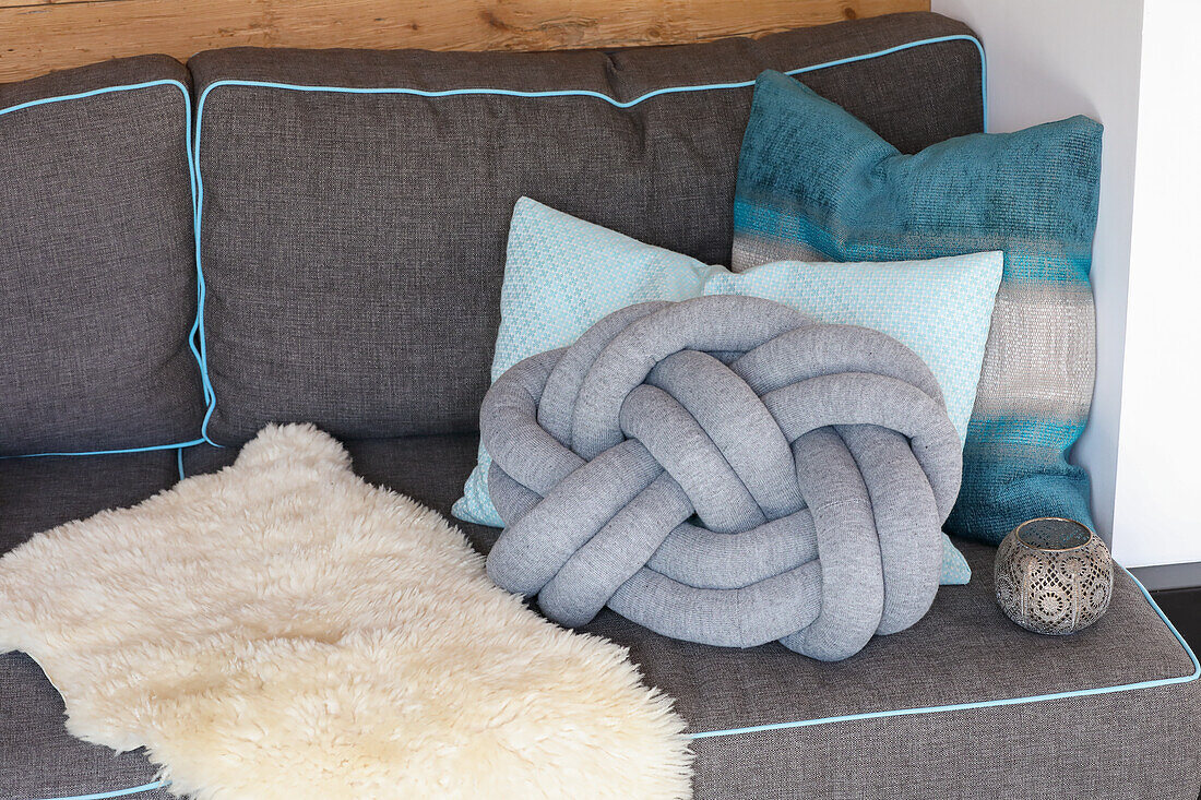 DIY-Knotenkissen auf grauem Sofa
