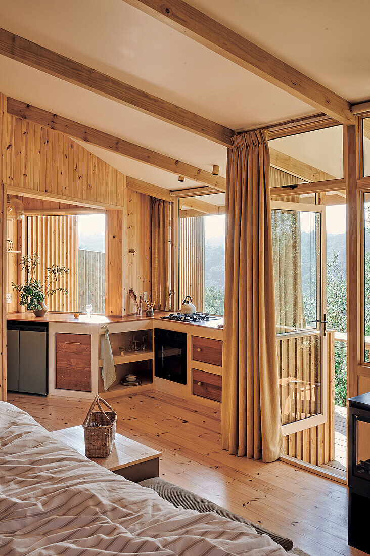 Wood-panelled room with kitchen in a lodge