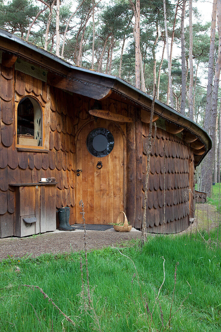 Rundes Haus aus Holz im Wald