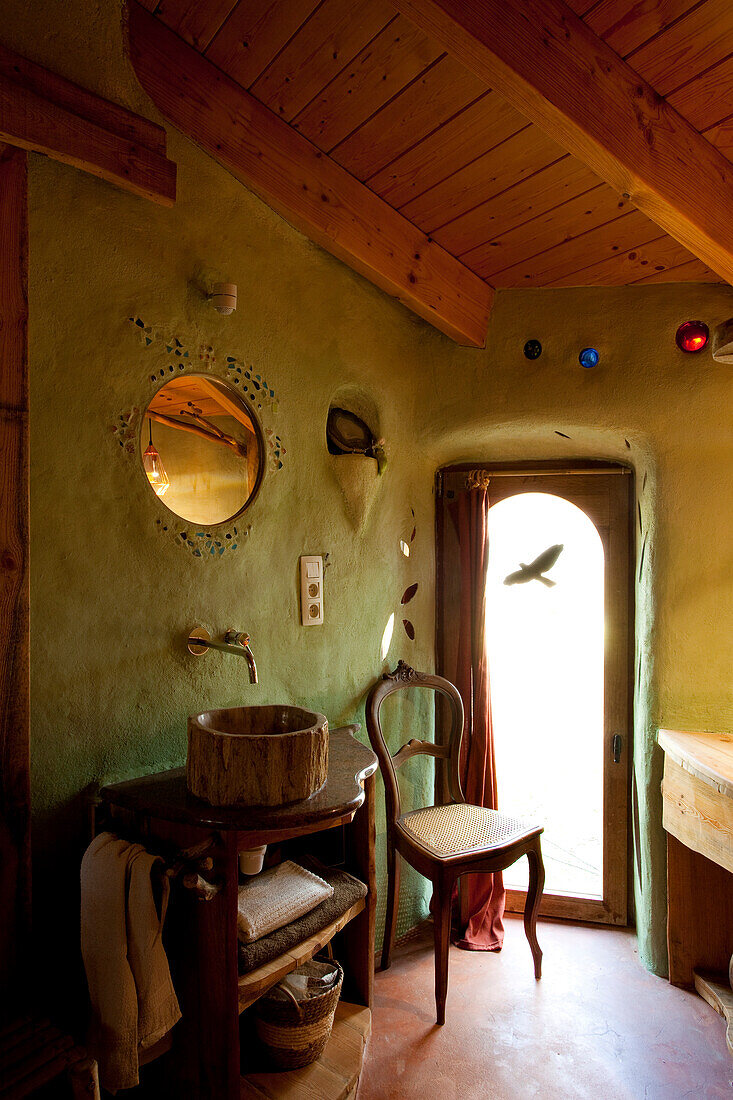 Schlichtes Badezimmer mit Waschschüssel in einem Hobbit-Haus