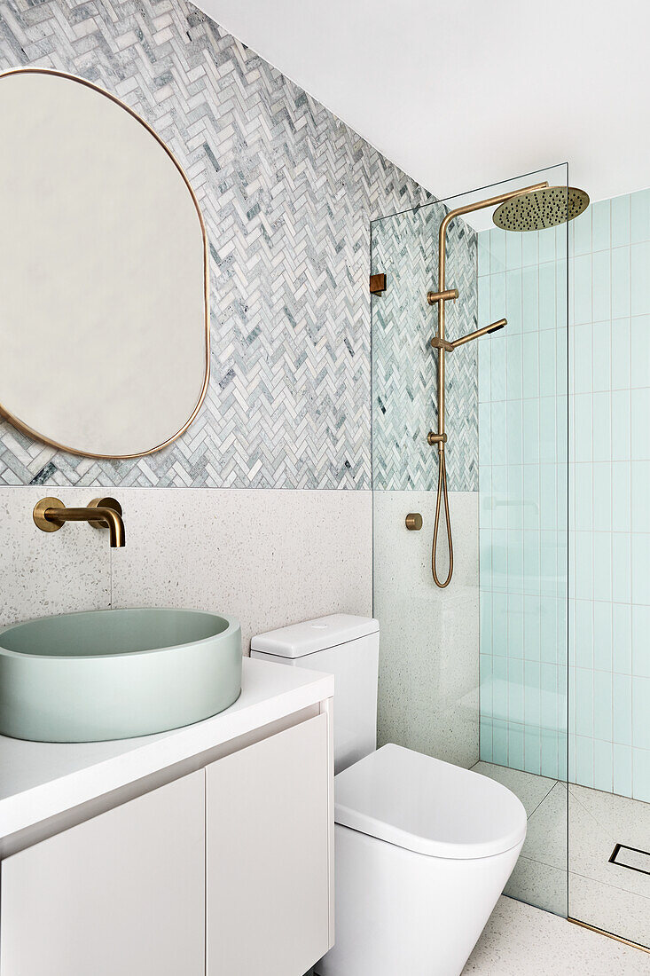 Modernes Badezimmer in Weiß-, Grau- und Minttönen mit goldenen Beschlägen