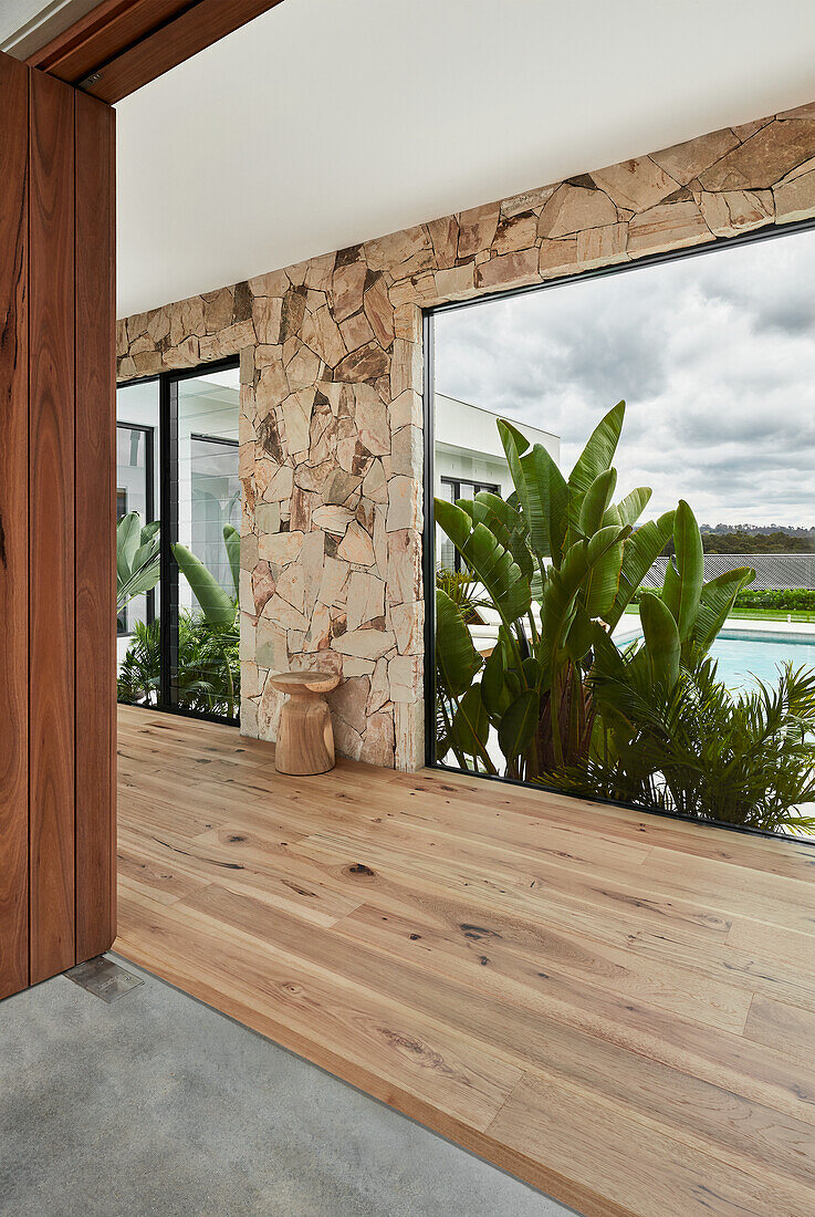 Hauseingang im Palm-Springs-Stil mit einem Eingang aus Holz und gestapelten Sandsteinen