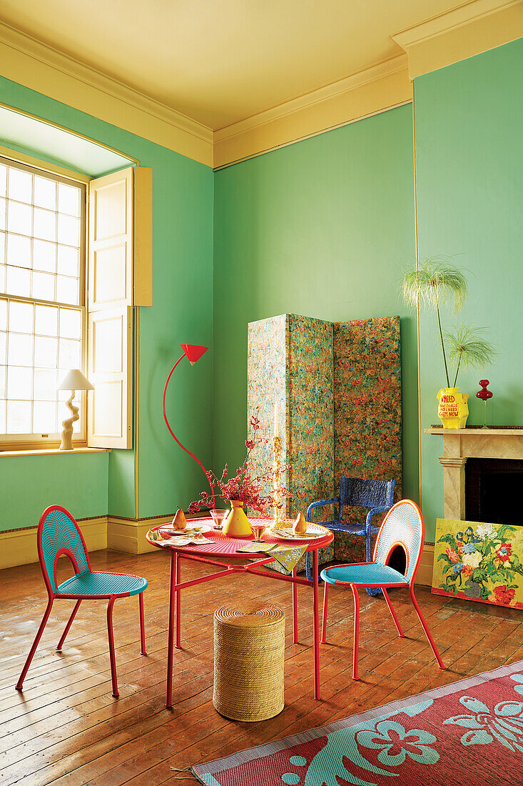 Grünes Zimmer mit bunten Möbeln