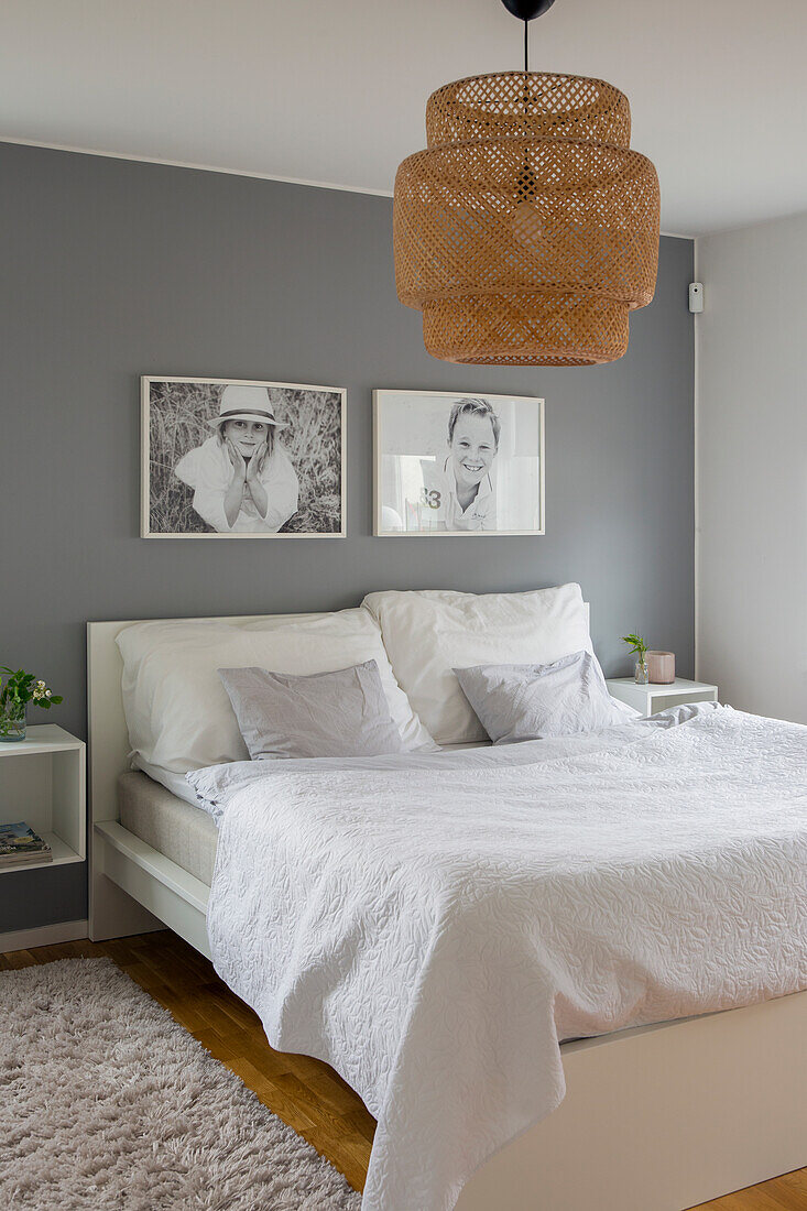 Schlafzimmer mit grauen Wänden und Rattan-Hängeleuchte