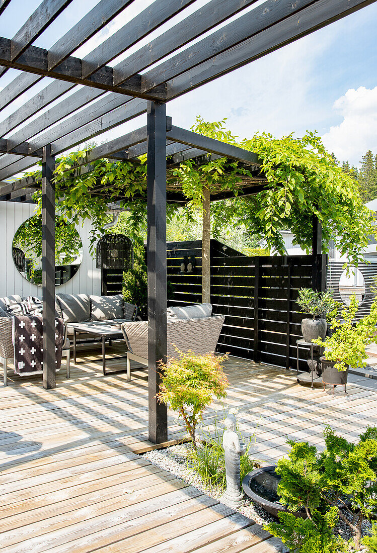 Terrassengestaltung mit Pergola, Sitzgruppe und Grünpflanzen