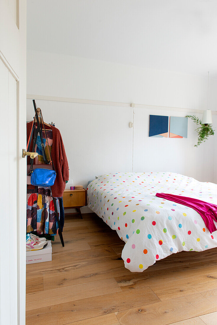 Schlafzimmer mit Polka-Dot-Bettwäsche und Wanddekoration