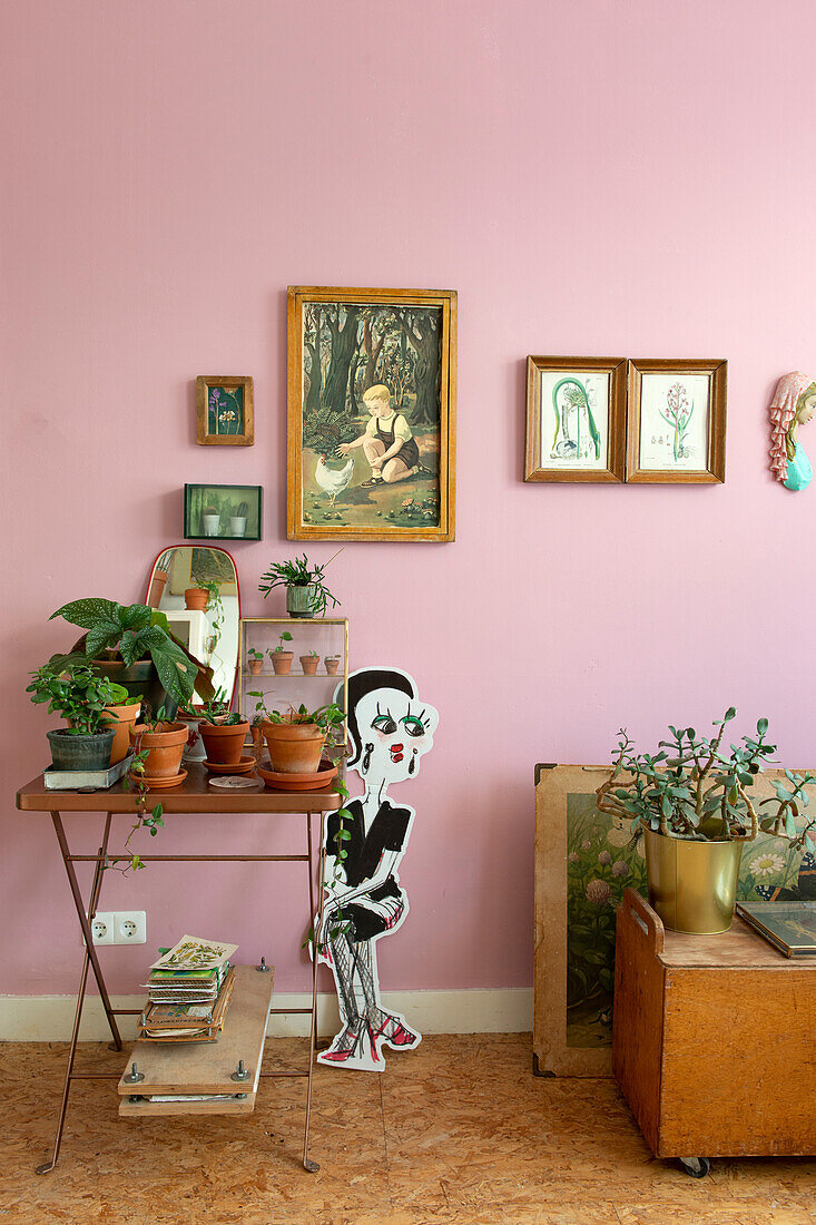 Living room with vintage decorations and plants on side tables