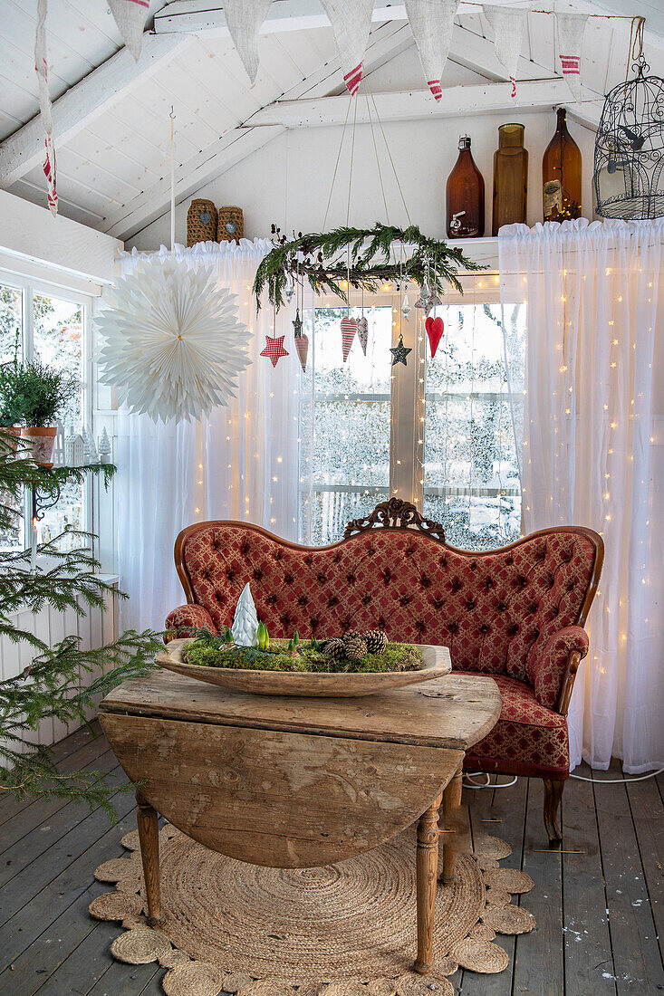 Vorraum mit Sofa und weihnachtlicher Dekoration