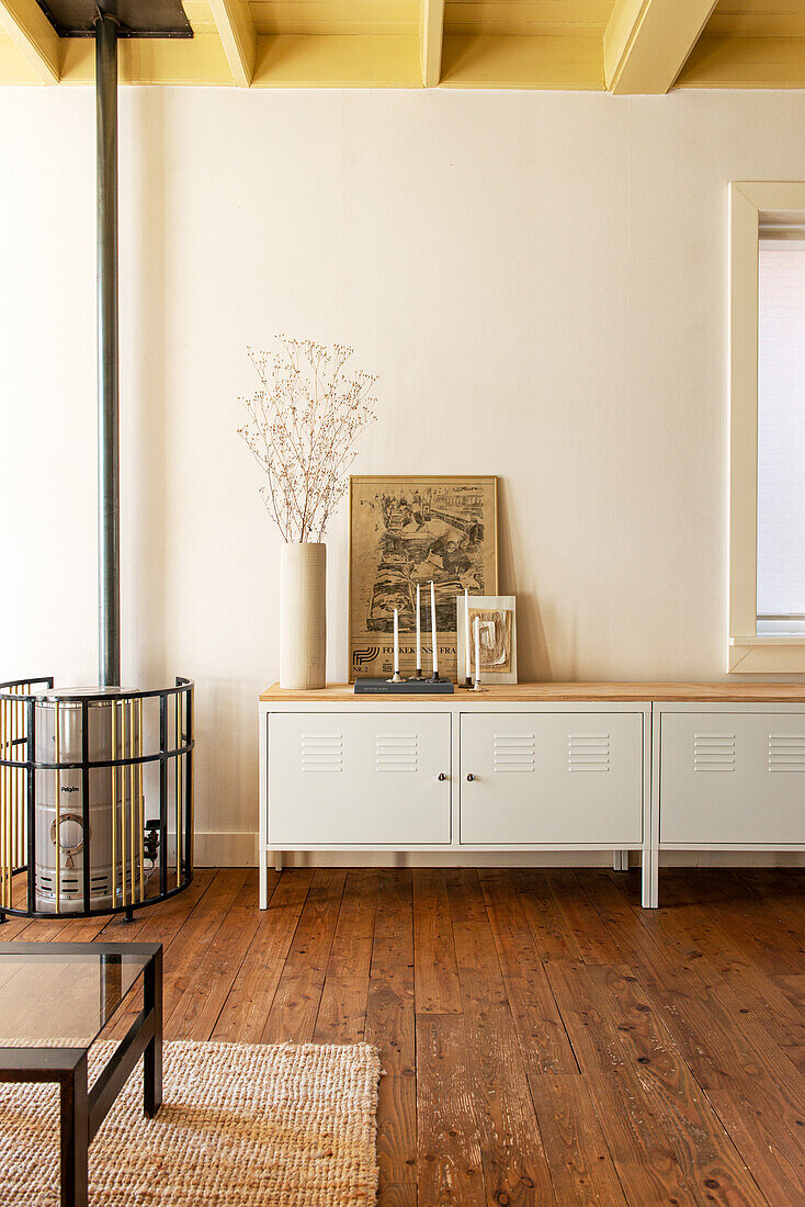 Sideboard im skandinavischen Stil mit Dekoration und Kamin