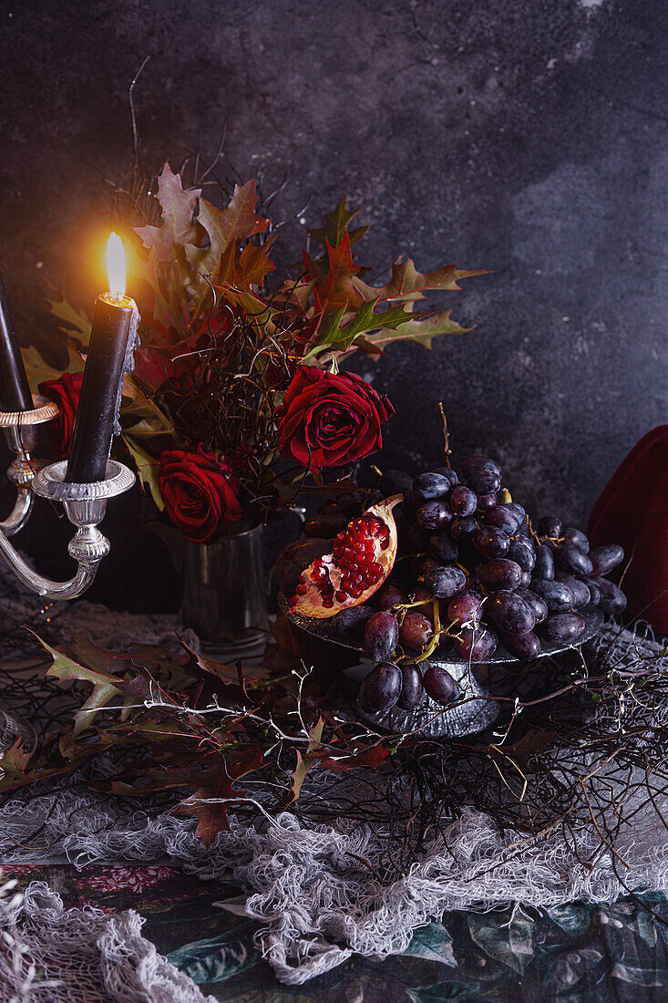 Halloween-Tischdekoration mit brennenden Kerzen