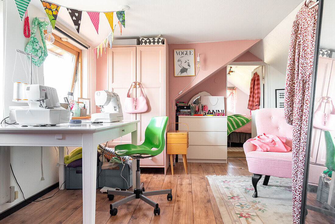 Bunt gestaltetes Arbeitszimmer mit Nähmaschine