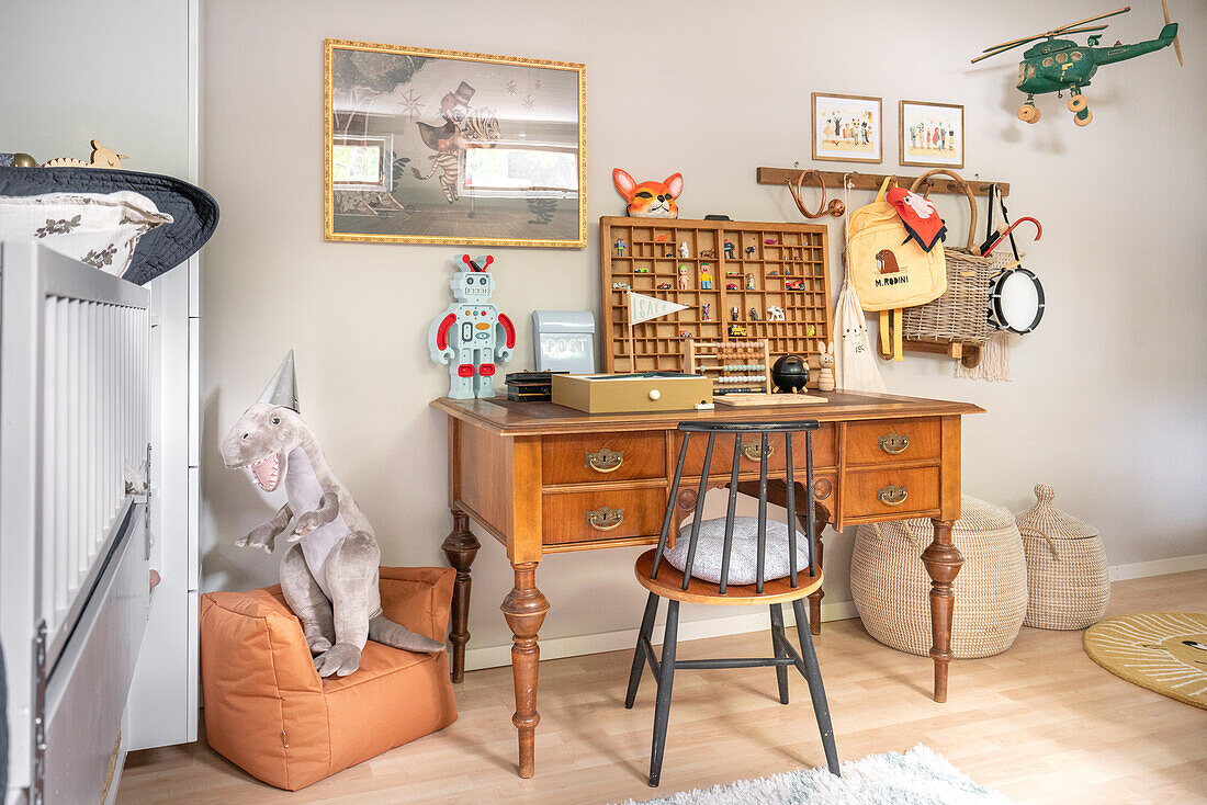 Kinderzimmer mit Vintage-Dekoration und Schreibtisch