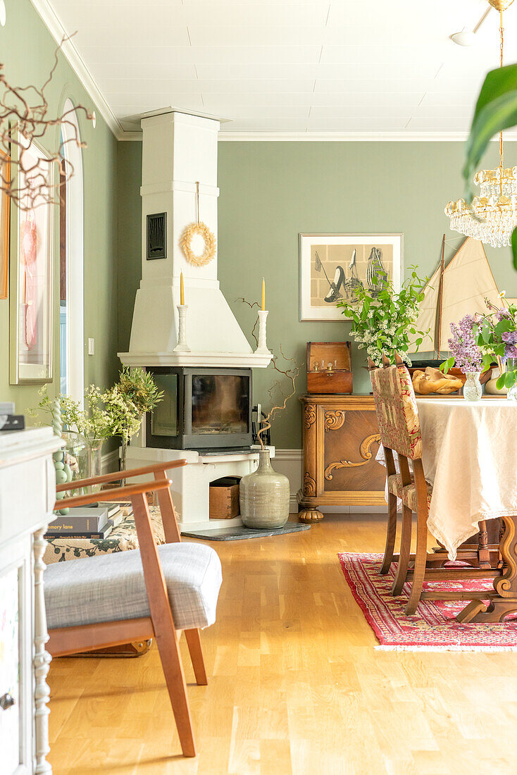 Living room with fireplace, vintage furniture and plant decoration