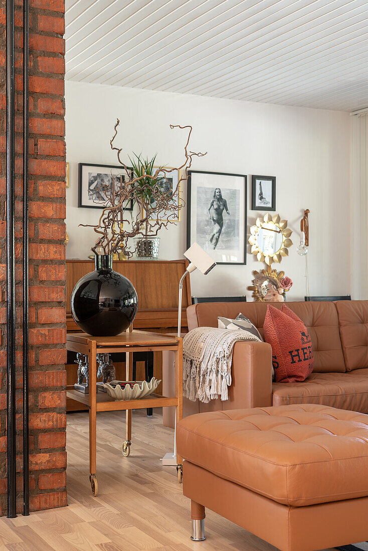 Living room with leather seating and vintage decorations