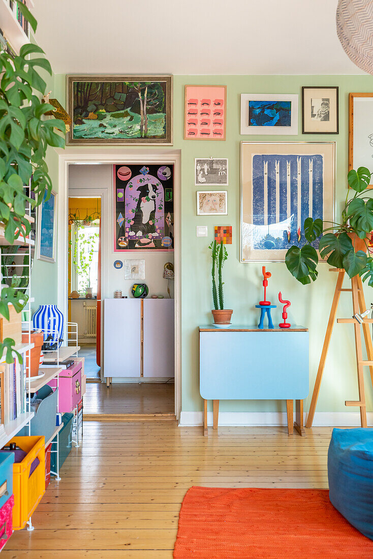 Picture gallery and houseplants in the eclectic living room