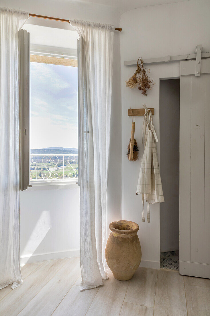 Helle Zimmerecke mit Schiebetür und Blick auf Landschaft durch Fenstertür