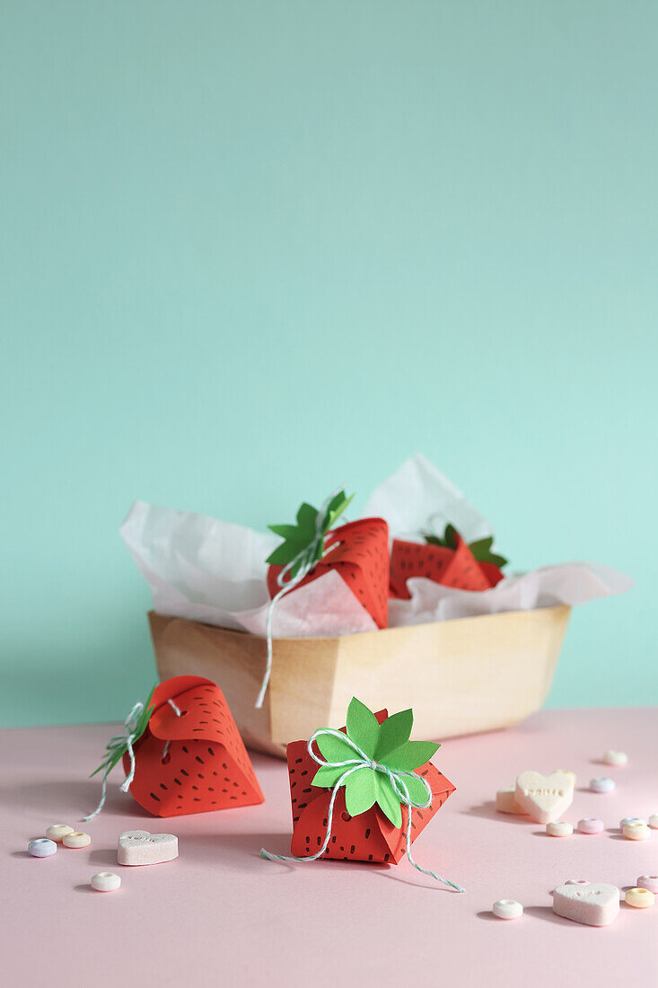 DIY-Erdbeeren aus Papier