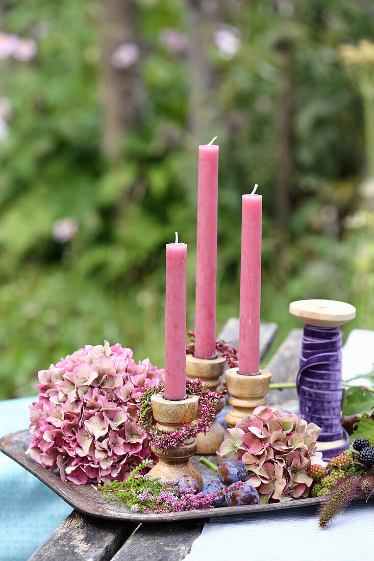 Herbstlicher Kerzenschmuck aus Calluna und Hortensien