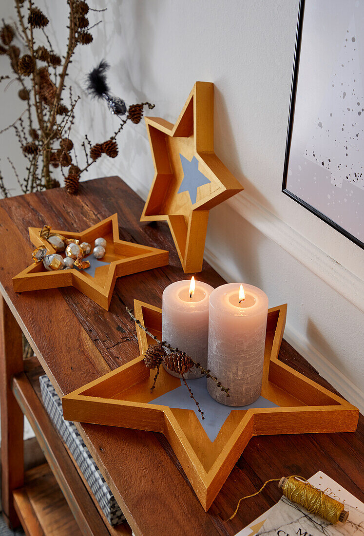 Sternförmige Holztabletts als Weihnachtsdekoration
