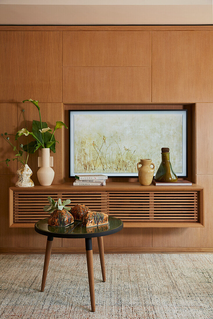 Wohnzimmer mit Holzvertäfelung, Retro-Beistelltisch und dekorativen Vasen