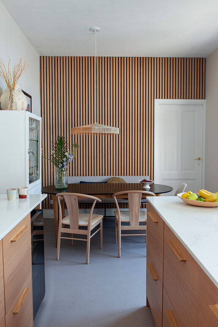Moderne Küche und Essbereich mit hellen Holzelementen