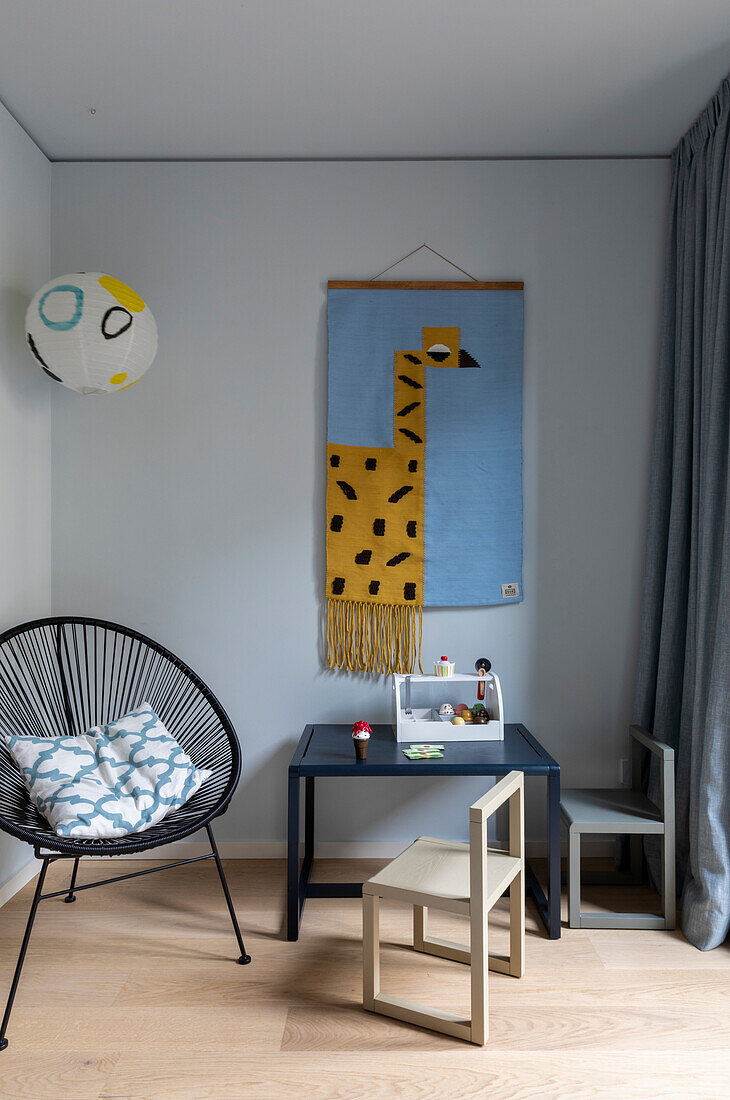 Wall hanging with geometric animal motif in the children's room