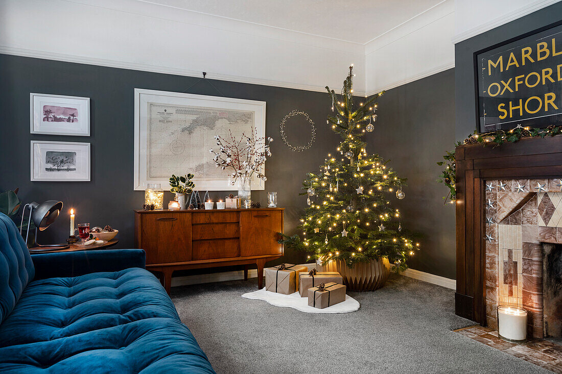 Elegantes Wohnzimmer mit dunklen Wänden und Weihnachtsdekoration