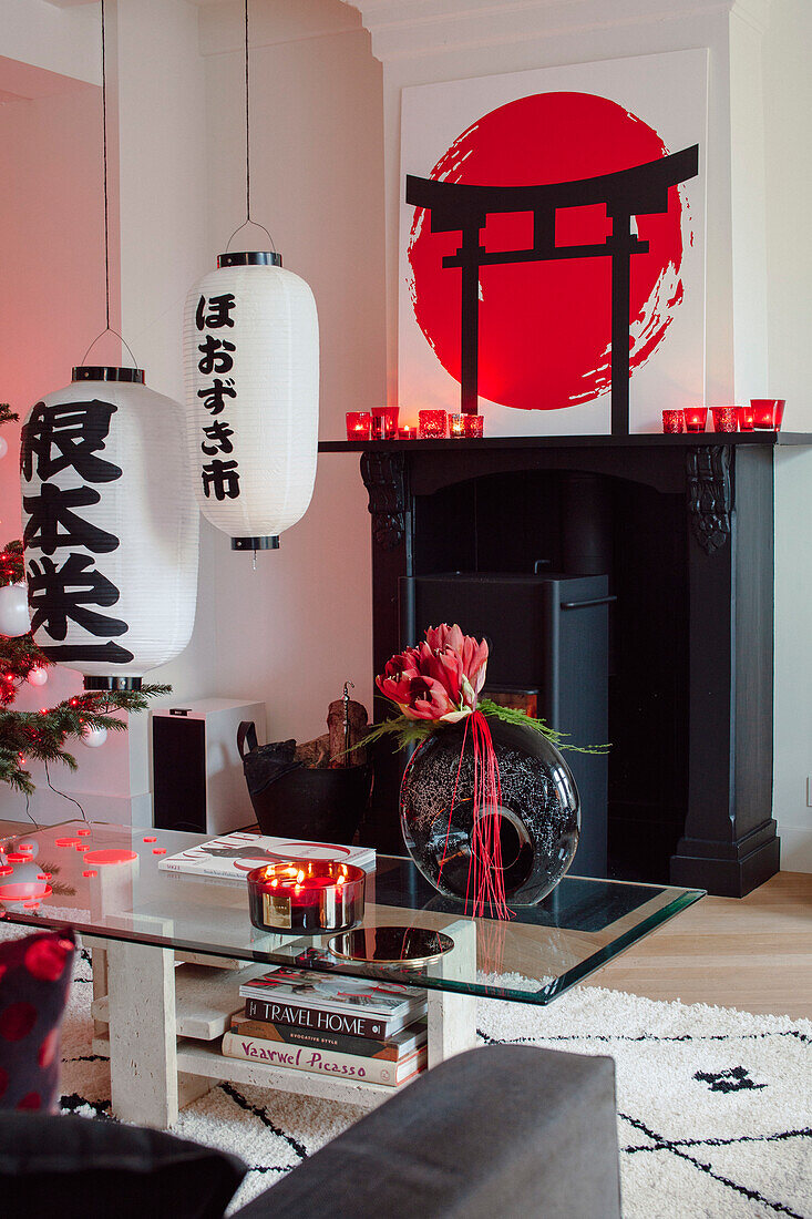 Wohnzimmer mit asiatischen Dekorationselementen und roten Akzenten