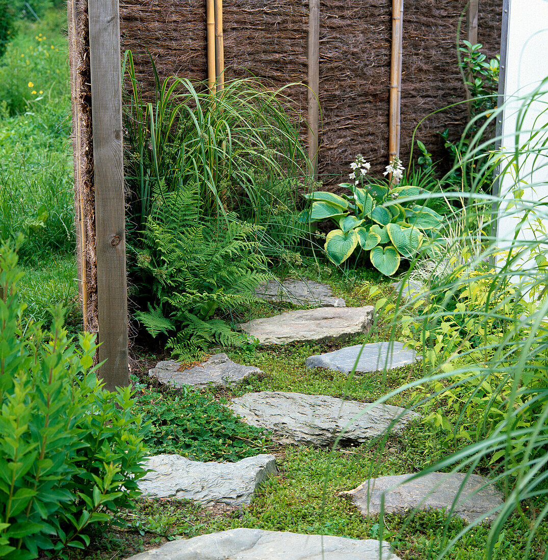 japanischer Garten mit Trittsteinen