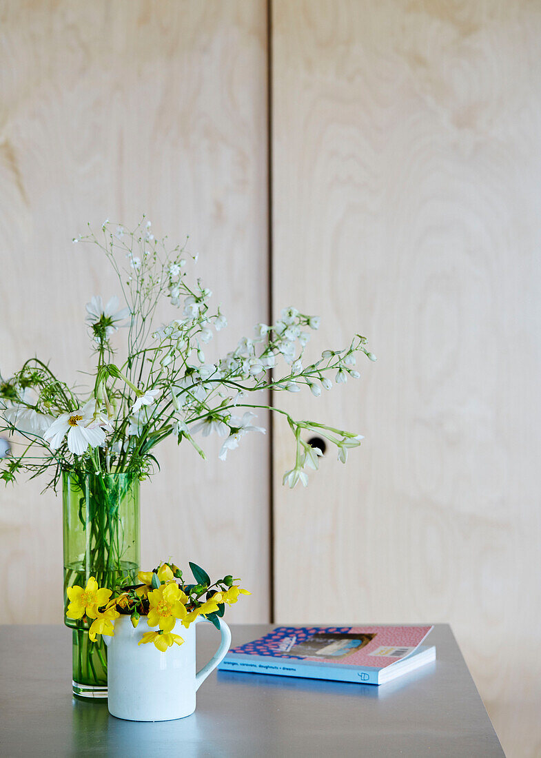Schnittblumen in Vase und Keramikkrug mit Taschenbuch in Sligo, Irland