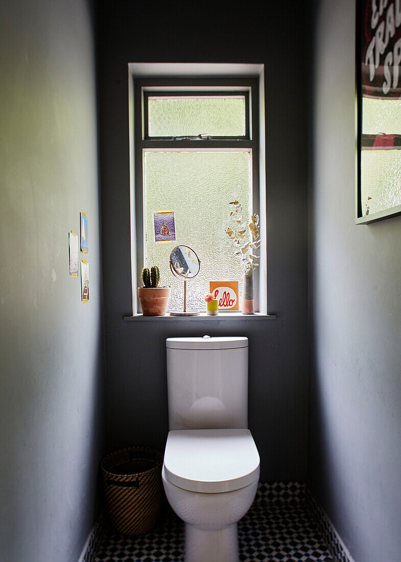 Toilette und Fenster ohne Vorhang in der grauen Garderobe eines Neubaus in Sligo, Irland