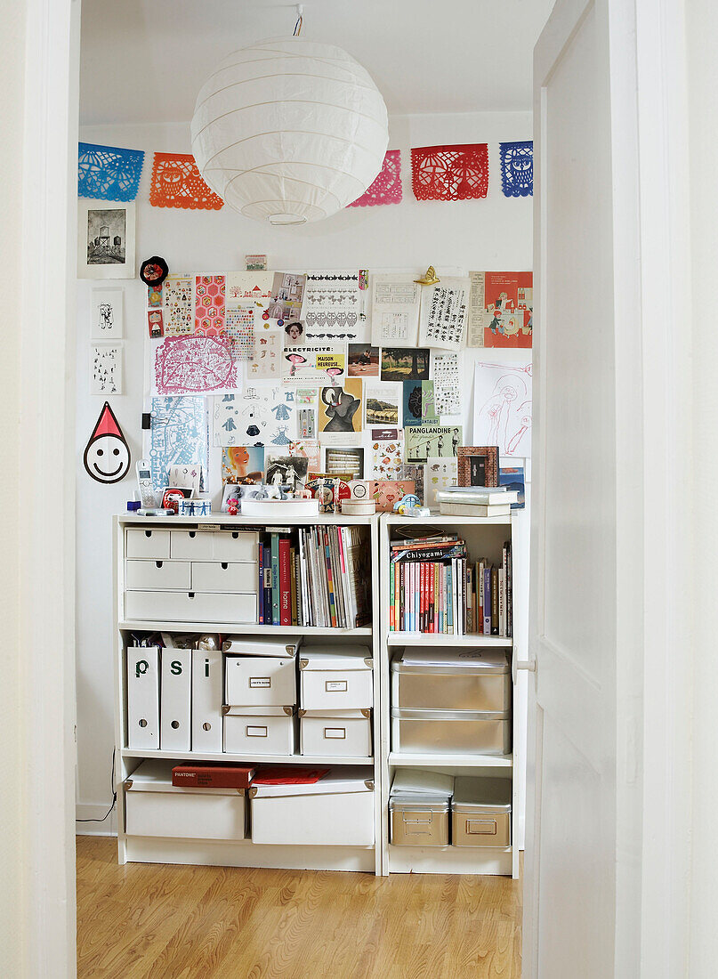 Home-Office-Bücherregal mit Ablage und Bildern