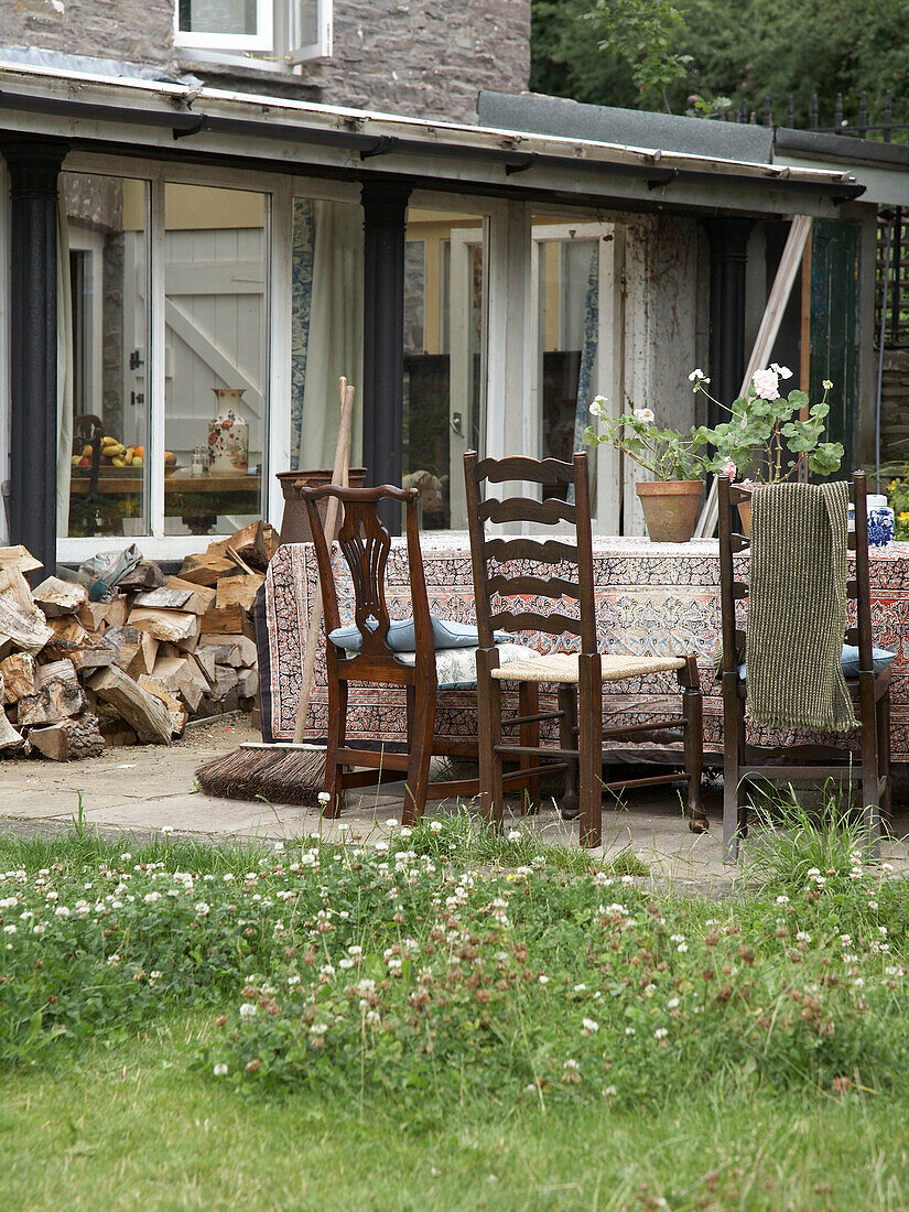 Außenbereich und hinterer Garten eines historischen Hauses mit Tisch und Stühlen