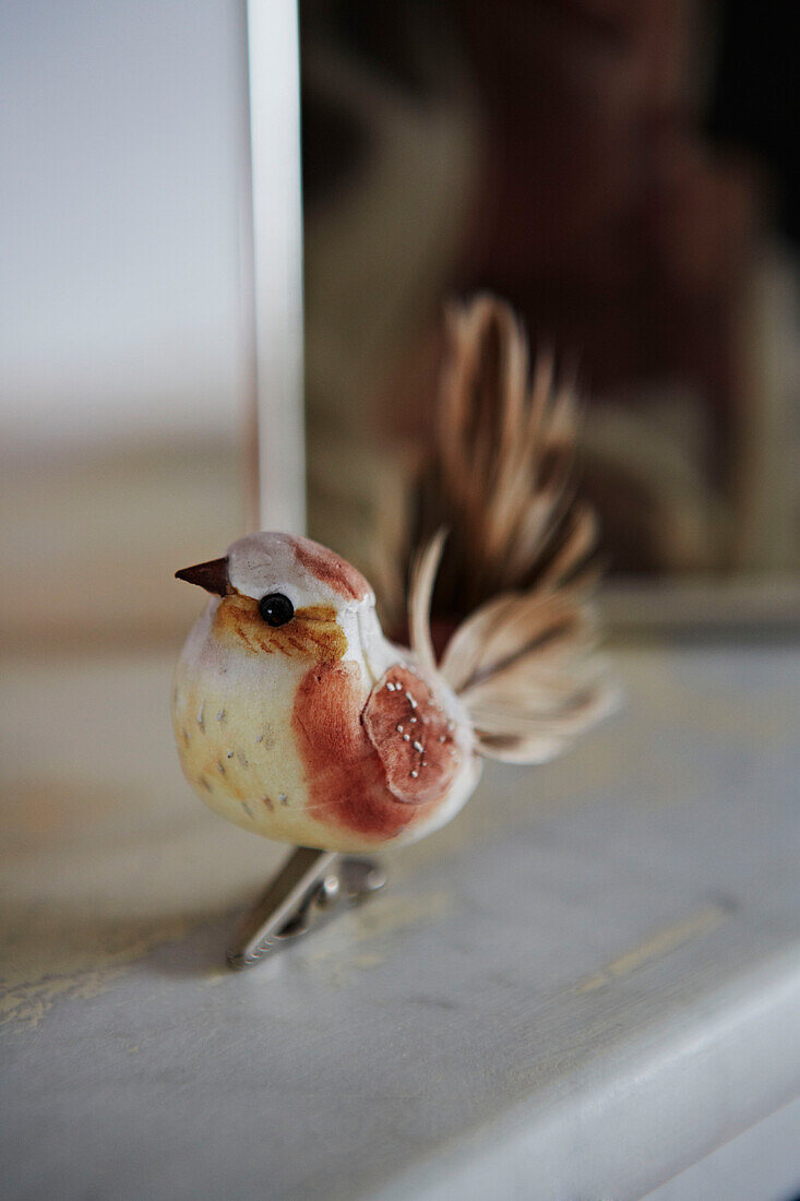 Vogelschmuck auf einem Regal im Haus einer Familie in Colchester, Essex, England, UK