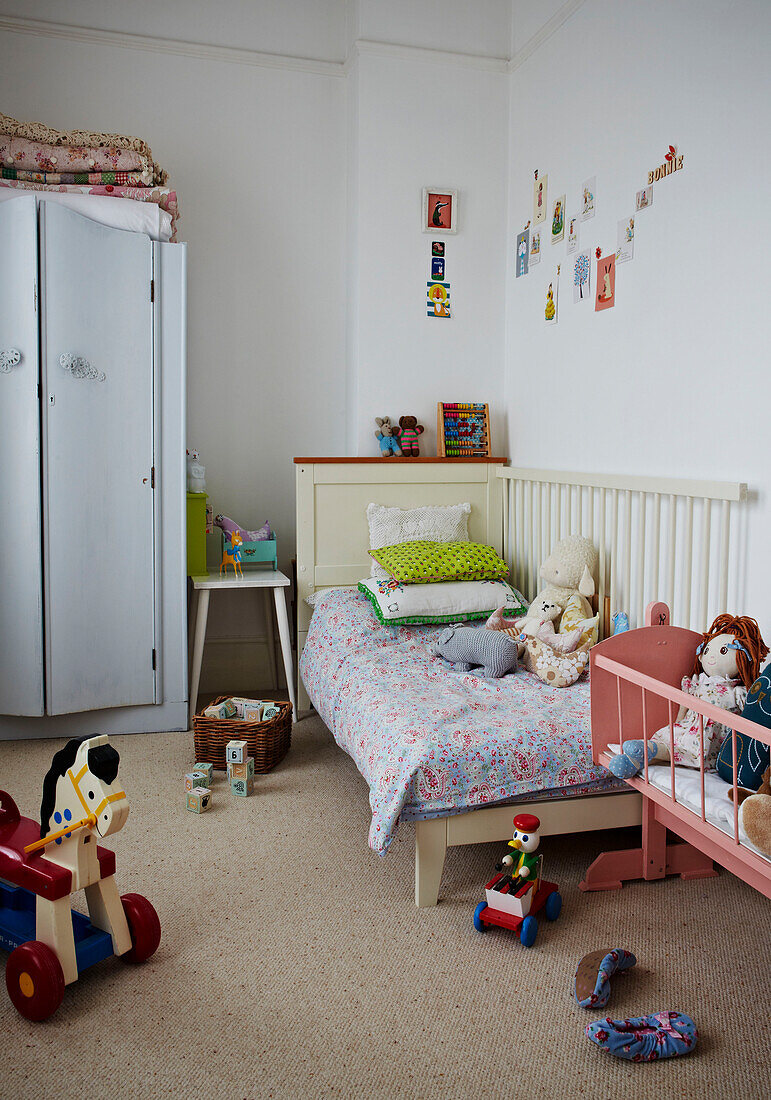 Spielzeugpferd und Plüschtiere im Mädchenzimmer eines Familienhauses in Colchester, Essex, England, UK